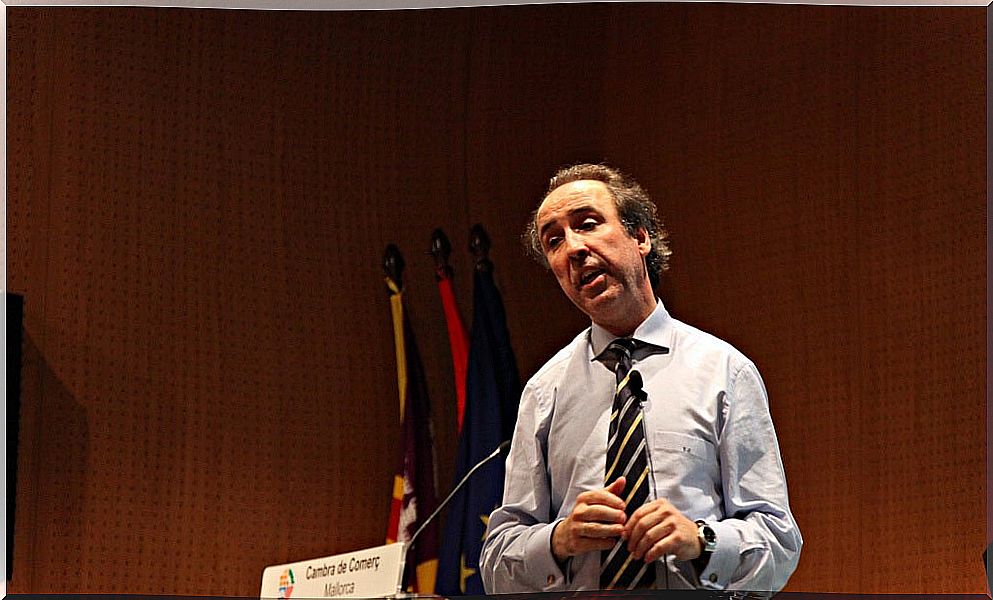 Emilio Duró giving a lecture