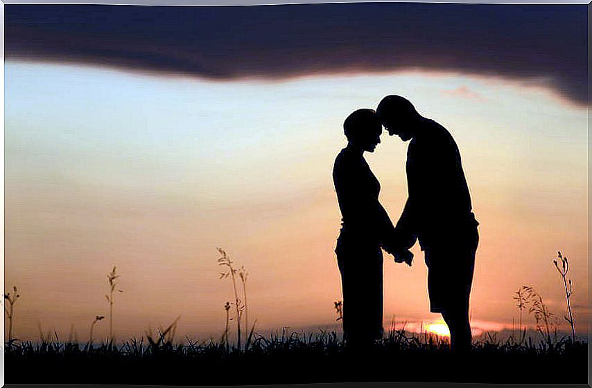 Couple holding hands at sunrise symbolizing phrases that will help you forgive