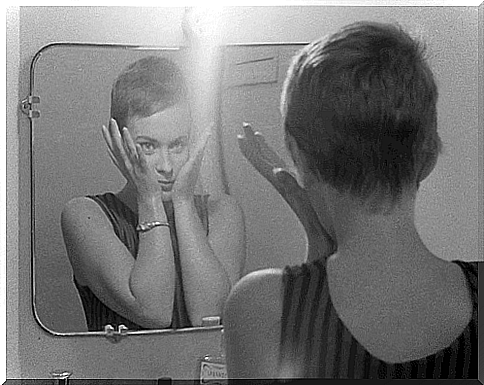 gif-woman-mirror